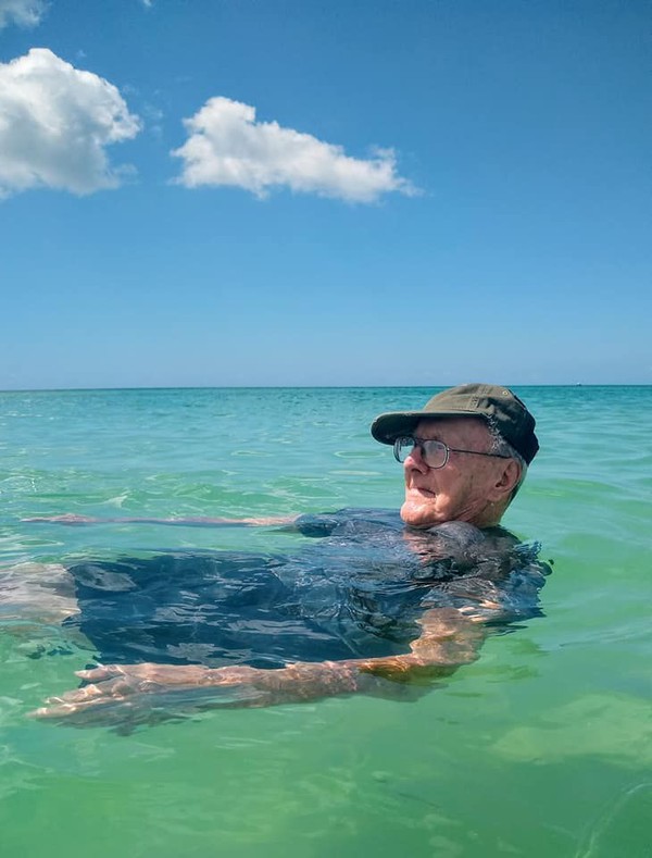 Howard pun mengungkapkan kepada anakanya bahwa dia sangat senang di pantai. Dia menyesali kenapa baru sekarang ada keinginannya untuk ke pantai. (Sandra Fisher Van Nostrand/Facebook) Howard pun mengungkapkan kepada anakanya bahwa dia sangat senang di pantai. Dia menyesali kenapa baru sekarang ada keinginannya untuk ke pantai. (Sandra Fisher Van Nostrand/Facebook)