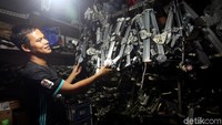 Meski sempat tutup sementara akibat adanya aksi unjuk rasa yang berujung kerusuhan di sekitar gedung DPR beberapa waktu lalu, kini kios-kios di pasar ini kembali beraktivitas normal untuk menjajakan berbagai onderdil mobil.