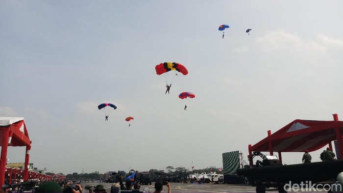 Geladi Bersih HUT TNI, 74 Prajurit Atraksi Terjun Payung