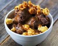 Es Krim Lembut Topping Popcorn yang Creamy Manis Ada di Sini