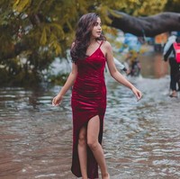 Mahasiswa dari National Institute of Fashion Technology itu terlihat mengenakan gaun high-slit warna merah dan rambutnya digerai dengan tatanan bergelombang. Ia tampak berpose di tengah genangan air. Foto: Instagram/@meowwala