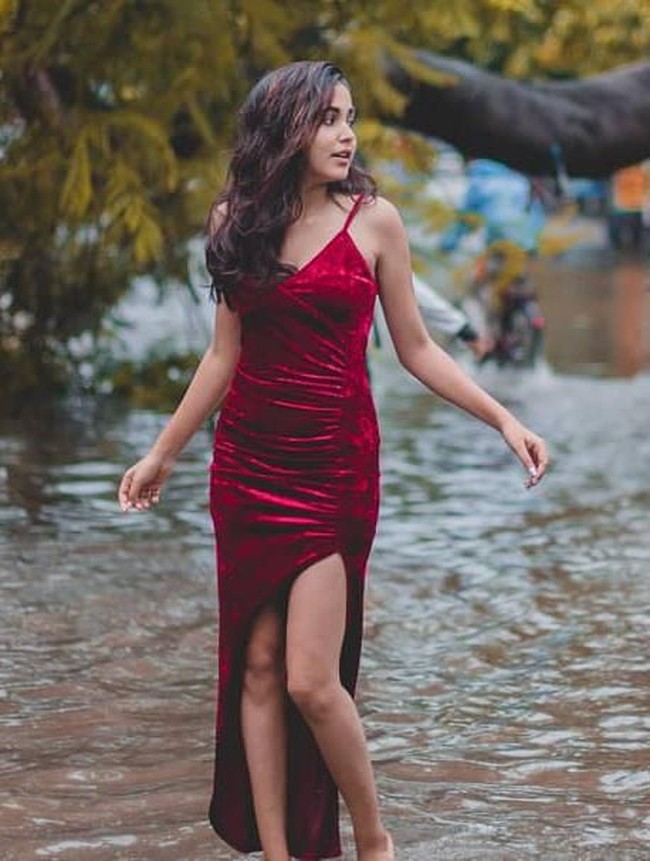 Dia melanjutkan, Kalau kamu membagikan foto yang normal tentang banjir di media sosial, orang hanya melihatnya, lalu cuma komentar Kasihan sekali dan berlalu. Aku mau orang-orang berhenti dan melihat foto-foto ini, jadi aku melakukan pemotretan ini. Foto: Instagram/@meowwala