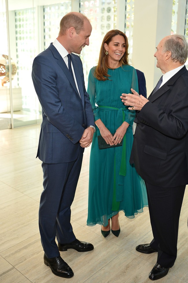 Gaun pilihan Kate ini hadir dengan lengan panjang dan dihiasi sabuk bergaya pita yang feminin. (Foto: Jeff Spicer - WPA Pool/Getty Images)