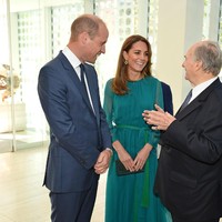 Gaun pilihan Kate ini hadir dengan lengan panjang dan dihiasi sabuk bergaya pita yang feminin. (Foto: Jeff Spicer - WPA Pool/Getty Images)