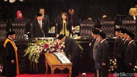 Bambang Soesatyo menandatangani berita acara pelantikan Ketua MPR dengan disaksikan Ketua MA Hatta Ali.