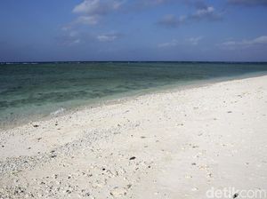Terpesona Indahnya Pantai Pasir Putih di Wolo