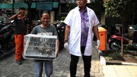 Sebanyak 100 di antaranya berujung pada kematian. Data teranyar tahun 2017 mencatat posisi tertinggi angka kasus kematian akibat rabies terjadi di Sulawesi Selatan dan Kalimantan Barat dengan jumlah 22 kasus. Disusul Sulawesi Utara (15 kasus), Sumatera Utara (11 kasus), dan Nusa Tenggara Timur (10 kasus). Kementrian mendata, sebanyak 98% kasus penularan rabies berasal dari gigitan anjing. Sementara sisanya, dua persen berasal dari gigitan kucing dan kera.
