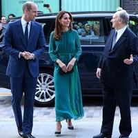 Kate Middleton bersama suaminya, Pangeran William, mengunjungi The Aga Khan Centre, London, Inggris, Rabu (2/10/2019). Pada kesempatan tersebut, mereka bertemu Aga Khan, tokoh muslim terpandang di Inggris. Kunjungan tersebut dilakukan beberapa hari sebelum tur Duke dan Duchess of Cambridge ke Pakistan. (Foto: Jeff Spicer - WPA Pool/Getty Images)