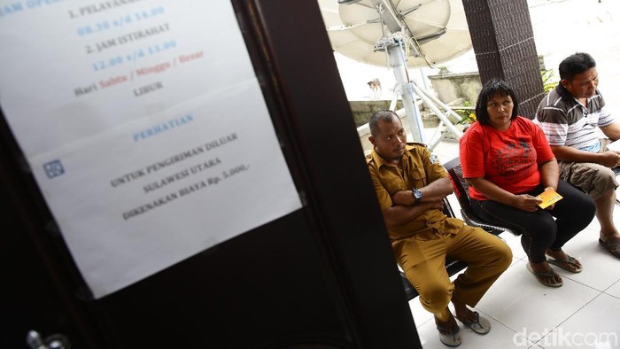 Bagi sebagian besar warga Miangas bantuan yang digulirkan pemerintah dari Program Keluarga Harapan (PKH) cukup bisa diandalkan untuk memenuhi berbagai kebutuhan.