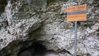 Tempat wisata yang satu ini terbilang unik, Goa Kamenanga. Goa Kamenanga terletak di balik kebun kelapa, dipinggir landasan pacu Bandara Miangas. (Bonauli/detikcom)