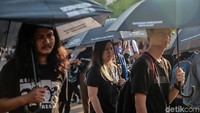 Para peserta aksi kompak memakai kaos warna hitam. 