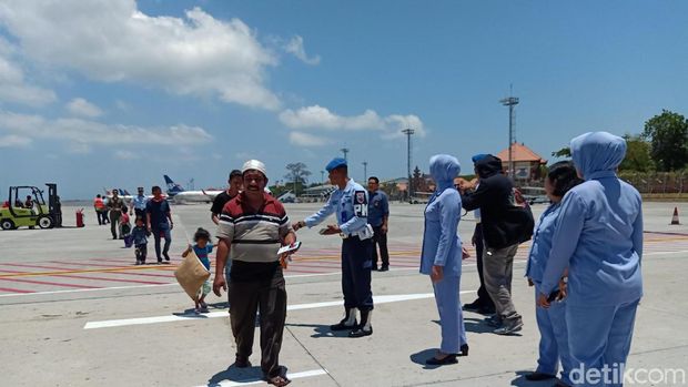  Sebanyak 64 warga yang tinggal di Wamena, Papua diungsikan kembali ke kampung halamannya menggunakan pesawat hercules TNI AU. 