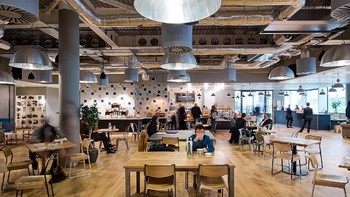 WeWork yang didirikan oleh Adam Neumann dan koleganya pada tahun 2010 menjadi startup yang bergerak di bidang penyewaan kantor, khususnya untuk startup. Ini salah satu kantor mereka yang bisa disewa, berlokasi di Moorplace, London. Foto: Office Lovin