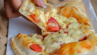 Panties Pizza dengan konsep pizza lipat juga mencuri perhatian. Apalagi diberi lumuran keju. Kalau ke sini wajib coba Say Cheese dengan keju mozzarella royal yang akan mulur saat ditarik. Foto: Instagram pantiespizzaindonesia