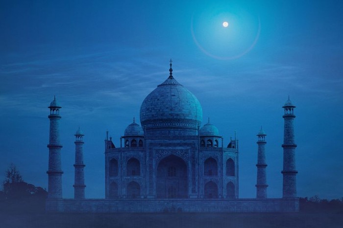 Taj Mahal di malam hari.