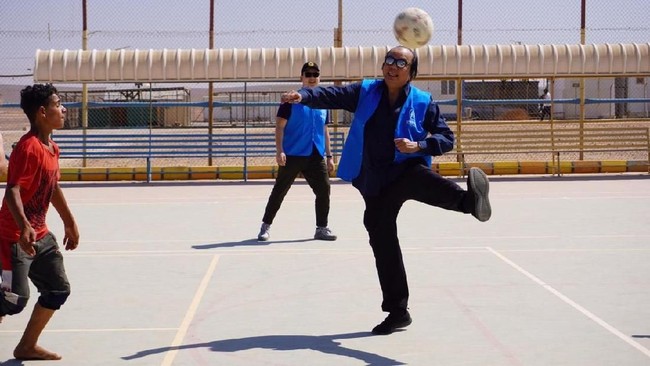 Orang Terkaya RI Main Bola Bareng Pengungsi, Gaji untuk Pengangguran
