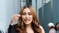 Ayu Ting Ting tampak sangat happy kala itu. Foto: Noel/detikFoto