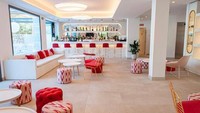 Hotel di Porto Cristo itu jadi yang pertama di Spanyol dengan kebijakan no men allowed atau hanya eksklusif untuk kaum perempuan saja (Som Dona Hotel)  