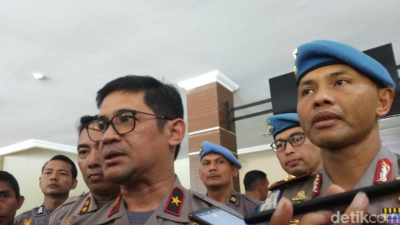 Teka-teki Motif 6 Polisi Bawa Senpi Tangani Demo di Kendari Teka-teki Motif 6 Polisi Bawa Senpi Tangani Demo di Kendari