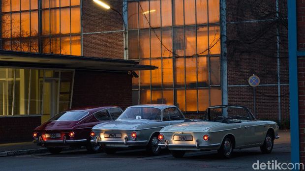 Aneka model VW Karmann Ghia mulai dari atap terbuka sampai tertutup di pabrik VW di Kota Osnabruck, Jerman