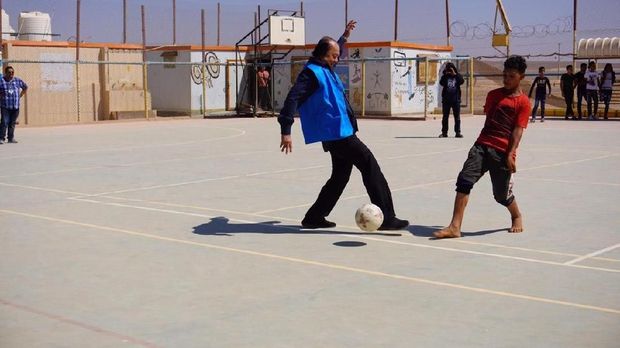 Momen Orang Terkaya RI Main Bola Bareng Anak Pengungsi Suriah