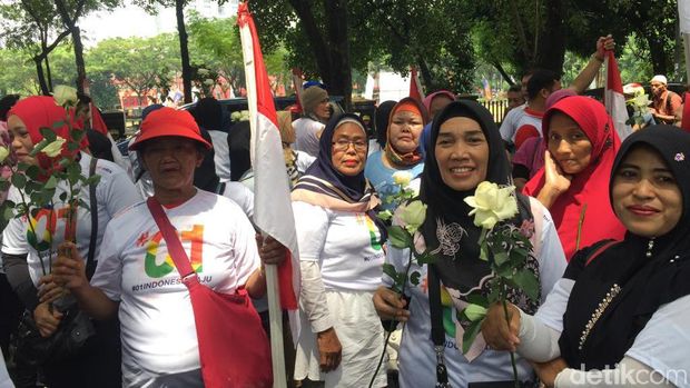 Pendukung Jokowi menggelar aksi di depan DPRD Sumut, Jl Imam Bonjol, Medan, Kamis (3/9/2019)