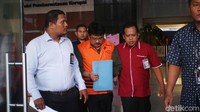 Yul Dirga keluar gedung KPK dengan mengenakan rompi tahanan. Tangannya juga diborgol.