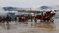 Sebagian dari mereka kembali ke kampung halaman. ANTARA FOTO/Sevianto Pakiding.