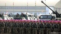 Pasukan TNI menggelar geladi bersih jelang HUT ke-74 TNI di Lapangan Udara (Lanud) Halim Perdanakusuma, Jakarta, Kamis (3/10/2019).
