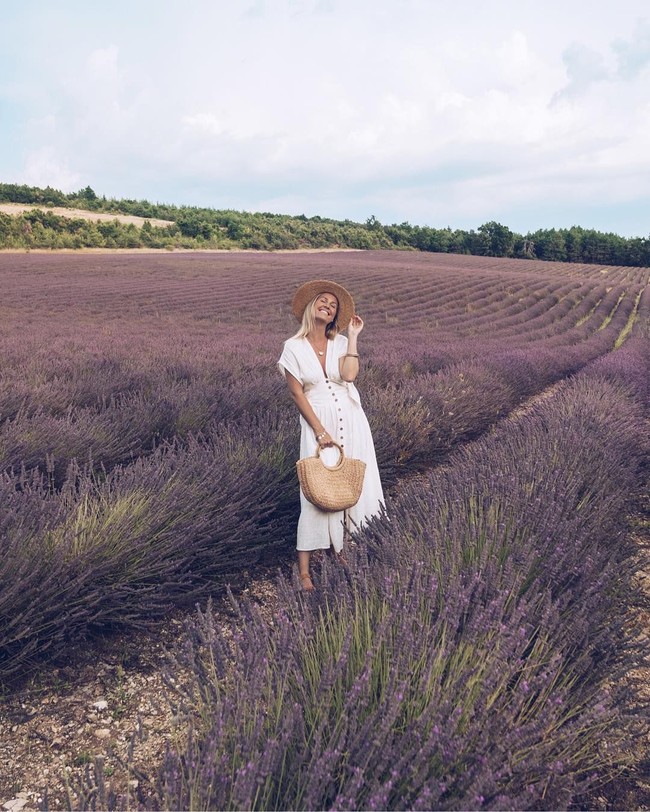 Walau hanya sendiri, Kiki selalu mengambil foto. Ia pun memiliki tips mengenai hal ini. Pertama adalah jangan malu untuk mengambil gambar sendiri karena memori itu penting. Kedua adalah cara mudah membuat foto terlihat bagus yakni dengan selalu memperhatikan aturan rule of third. Sebelum diunggah di blog dan Instagram, Kiki tentu selalu mengedit gambar. Ia mengaku sering memanfaatkan aplikasi Lightroom. Foto: Instagram @theblondeabroad