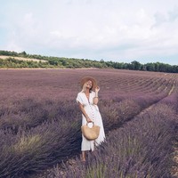 Walau hanya sendiri, Kiki selalu mengambil foto. Ia pun memiliki tips mengenai hal ini. Pertama adalah jangan malu untuk mengambil gambar sendiri karena memori itu penting. Kedua adalah cara mudah membuat foto terlihat bagus yakni dengan selalu memperhatikan aturan rule of third. Sebelum diunggah di blog dan Instagram, Kiki tentu selalu mengedit gambar. Ia mengaku sering memanfaatkan aplikasi Lightroom. Foto: Instagram @theblondeabroad