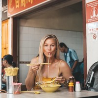 Ini sarannya kepada wanita yang ingin solo traveling. Dari pada membuat alasan untuk tidak pergi karena menunggu seseorang untuk ikut, pergilah sendiri. Percaya diri, kamu sendiri untuk pertama kalinya, dan itu memang menakutkan sebagaimana itu menyenangkan, pastikan untuk terlihat percaya diri dan aman ketika mengeksplorasi, tuturnya. Foto: Instagram @theblondeabroad