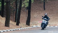 Tes khusus yang kami lakukan pada Gesits adalah saat motor kehujanan dan melewati tanjakan atau turunan yang cukup curam. Ternyata saat kehujanan motor masih bisa melaju normal, tidak nyetrum pengendaranya meski bodi motor basah kuyup. Rem motor listrik ini pun cukup mumpuni untuk menahan laju motor di jalanan menurun. Begitu coba kembali menanjak motor juga bisa berakselerasi sempurna tanpa kehilangan tenaga, memang baterainya jadi agak sedikit boros tapi masih tersisa cukup banyak.