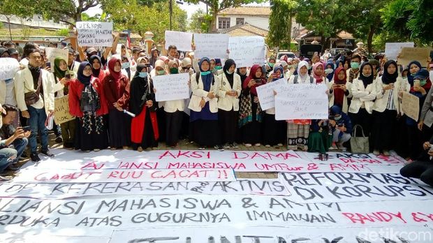 Mahasiswa geruduk kantor DPRD Purworejo.