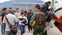 Masyarakat Ilaga, Kabupaten Puncak mulai mengungsi pascateror penembakan dan pembakaran oleh kelompok sipil bersenjata. ANTARA FOTO/Sevianto Pakiding.