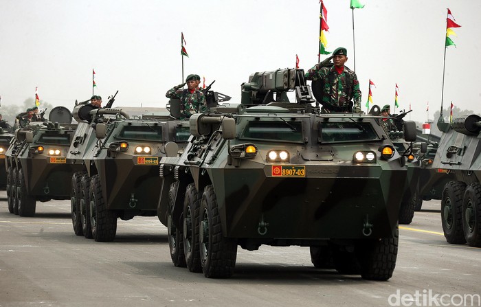 Berbagai alutsista milik TNI nampak terlihat di Lanud Halim Perdanakusuma. Kendaraan tempur itu hadir untuk ramaikan gelaran geladi bersih HUT ke-74 TNI.