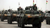 Anoa garapan Pindad pun ikut meramaikan parade tersebut. Foto: Rengga Sancaya