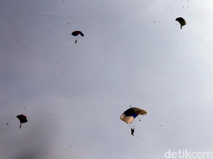 Tak hanya alutsista yang memeriahkan geladi bersih HUT ke-74 TNI di Lanud Halim Perdanakusuma. Atraksi terjun payung turut tampil di geladi bersih tersebut.