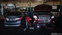 Namun kini aktivitas di pasar onderdil Palmerah tersebut nampak kembali bergeliat. Sejumlah aktivitas nampak terlihat di pasar onderdil mobil tersebut.