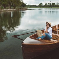 Dalam blog-nya, Kiki berusaha menjelaskan dan menunjukkan tempat-tempat favoritnya serta bagaimana rasanya jadi wanita muda untuk bepergian sendiri. Ia pun membuka bisnis tur traveling khusus para wanita.  Foto: Instagram @theblondeabroad