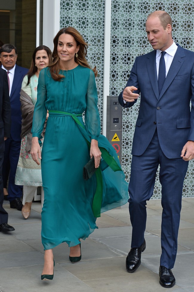 Sorotan pun tertuju pada Kate Middleton yang elegan dalam balutan gaun hijau teal dari label ARoss Girl x Soler. Menurut situs resminya, gaun tersebut berharga 825 poundsterling atau sekitar Rp 14 juta. (Foto: Jeff Spicer - WPA Pool/Getty Images)