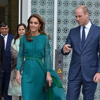 Sorotan pun tertuju pada Kate Middleton yang elegan dalam balutan gaun hijau teal dari label ARoss Girl x Soler. Menurut situs resminya, gaun tersebut berharga 825 poundsterling atau sekitar Rp 14 juta. (Foto: Jeff Spicer - WPA Pool/Getty Images)