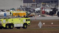 Pesawat pengebom era Perang Dunia II jatuh di Bandara Internasional Bradley di Windsor Locks, negara bagian Connecticut, saat mencoba mendarat pada Rabu (2/10) sekitar pukul 10.00 waktu setempat. (Foto: AP)