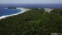 Ini dia lanskap Pulau Miangas dari puncak mercusuar.