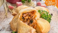 Tampilan pizza ini unik karena berupa calzone. Pizza Goreng punya cabang di Tebet. Isiannya ada ikan tuna, spicy chicken, double cheese, smoked beef, dan mushroom. Pencinta pizza wajib mencicipnya! Foto: Instagram pizzagoreng_id