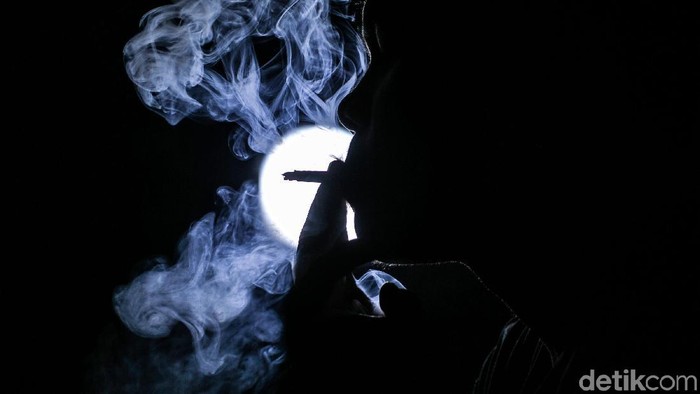 Pemerintah akan menaikkan cukai rokok 23% dan harga jual eceran (HJE) 35% mulai tahun depan.