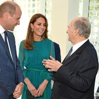 Tak ada perhiasan yang mencolok, cukup sepasang anting beraksen emas dan hijau yang jadi pilihannya tapi cukup untuk memaksimalkan gayanya. (Foto: Jeff Spicer - WPA Pool/Getty Images)