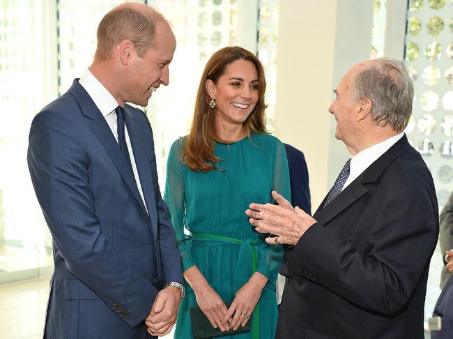Tak ada perhiasan yang mencolok, cukup sepasang anting beraksen emas dan hijau yang jadi pilihannya tapi cukup untuk memaksimalkan gayanya. (Foto: Jeff Spicer - WPA Pool/Getty Images)