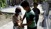 Usai berjualan sekitar pukul 15.00 WIB, Endri pulang untuk beristirahat dan bermain dengan adik-adiknya. Sedangkan bibi dan neneknya kembali menyiapkan kue dan gorengan seperti risoles, onde-onde dan gorengan lainnya. Sorenya saya jualan lagi sampai jam lima. Baru itu saya mengaji dan malamnya belajar, kata Endri.