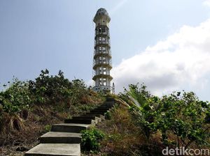 Melihat Lebih Dekat Mercusuar Miangas yang Ikonik